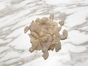 1.准备虾仁洗净，切成小丁