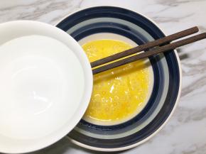 3.鸡蛋2个加入盐打散，一边搅拌一边把水缓慢加入