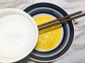 3.鸡蛋2个加入盐打散，一边搅拌一边把水缓慢加入
