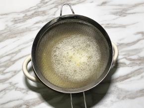 4.把搅匀的蛋液过滤到蒸碗中，放入几个秋葵片点缀，盖上保鲜膜