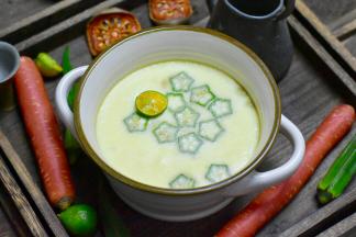 8.放入少许生抽或者海鲜酱油就可以吃啦