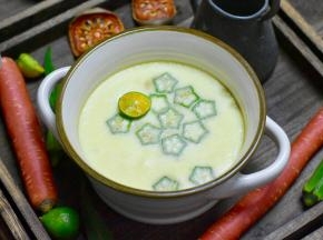 8.放入少许生抽或者海鲜酱油就可以吃啦