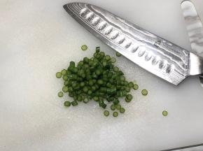 1.蒜薹切成碎