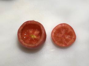 2.准备番茄切掉盖子，里面挖空
