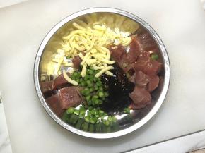 3.牛排切丁，把所有食材混合搅匀
