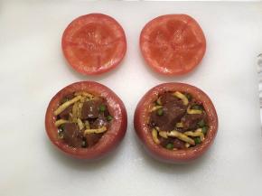 4.放入番茄中盖好盖子