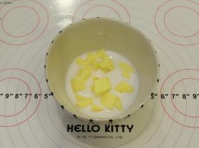 牛奶和黄油一起称重，放入碗中，隔热水融化。