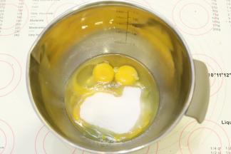 一次性加入细砂糖