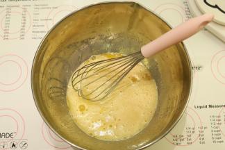 手动打蛋器拌至细砂糖融化。