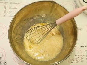 手动打蛋器拌至细砂糖融化。