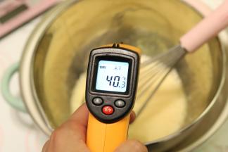 隔热水将蛋液加热至40度左右。