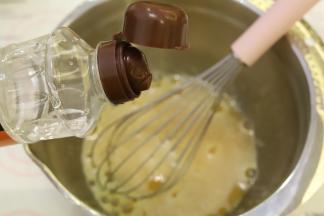 离开热水，加入水饴。