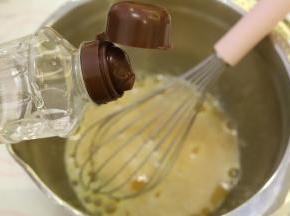 离开热水，加入水饴。