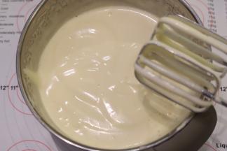 电动打蛋器中高速打发全蛋液，大概4分钟后停止检查蛋液，写好“8”字后不易消失。