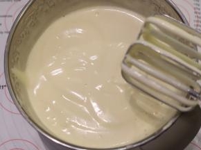 电动打蛋器中高速打发全蛋液，大概4分钟后停止检查蛋液，写好“8”字后不易消失。