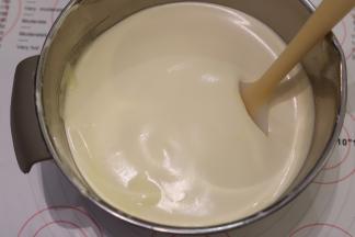 打蛋器转为低速，整理气泡（4分钟左右），最后为细腻无气泡的蛋糊。