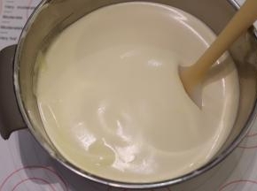 打蛋器转为低速，整理气泡（4分钟左右），最后为细腻无气泡的蛋糊。