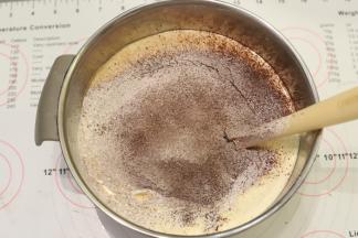 筛入低筋面粉和可可粉，翻拌的手法混合蛋液和低粉，拌至无干粉。