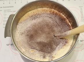 筛入低筋面粉和可可粉，翻拌的手法混合蛋液和低粉，拌至无干粉。