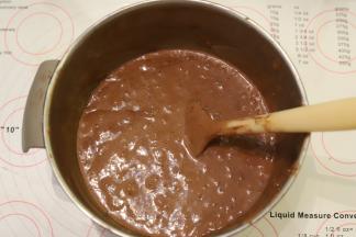 取少许蛋糕糊加入奶油混合物内，拌匀后倒入剩余的蛋糕糊，翻拌均匀。