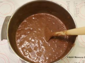 取少许蛋糕糊加入奶油混合物内，拌匀后倒入剩余的蛋糕糊，翻拌均匀。