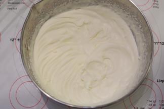 淡奶油加入细砂糖，打发至六七成