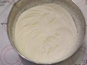 淡奶油加入细砂糖，打发至六七成