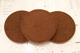 烤制好的蛋糕移出模具，放晾架上放凉，平均分成三片