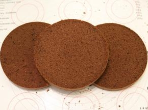 烤制好的蛋糕移出模具，放晾架上放凉，平均分成三片