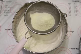 筛入奶粉，打发至稍干性状态，利用抹刀拌至顺滑。