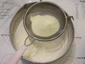 筛入奶粉，打发至稍干性状态，利用抹刀拌至顺滑。