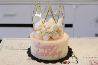 将皇冠放在蛋糕上面，里面放入棉花糖和彩糖做装饰