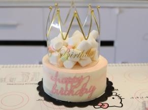 将皇冠放在蛋糕上面，里面放入棉花糖和彩糖做装饰