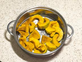 2.去皮后大约是270克，放入蒸屉中