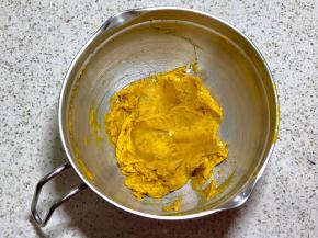 5.加入奶粉，压成泥