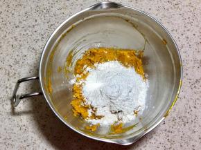 6.加入面粉，因为南瓜吸水程度不同，加面粉量也不固定，揉成光滑的面团即可