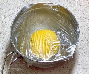 7.盖保鲜膜醒面25分钟