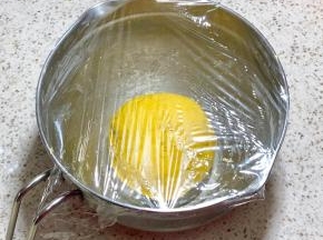 7.盖保鲜膜醒面25分钟