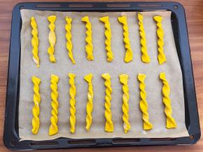 10.每个长条再切成三段，扭一扭