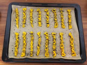 11.刷少许蛋黄，撒黑芝麻