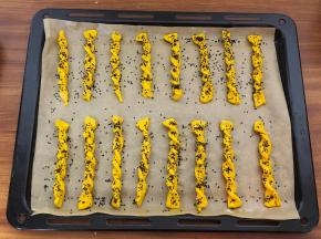 11.刷少许蛋黄，撒黑芝麻