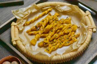 16.如果宝贝吃可以不刷蛋液和芝麻，面饼还可以再厚些，烘烤时间增长，温度降低