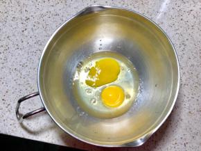 2.2个鸡蛋加入朗姆酒搅匀