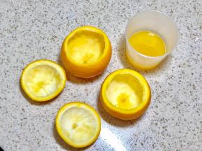 4.掏空橙肉，并把橙肉打成汁