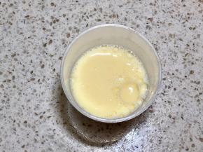 5.糖和橙汁70g还有牛奶70克搅匀