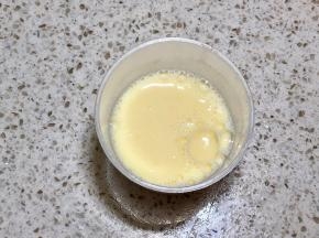 5.糖和橙汁70g还有牛奶70克搅匀