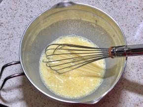 6.加入鸡蛋中搅匀