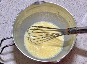 6.加入鸡蛋中搅匀