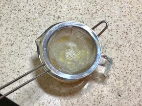 7.过筛一下蛋奶糊