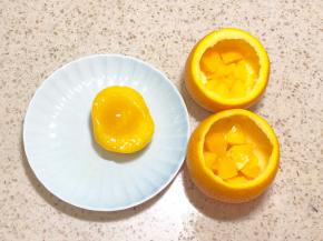 8.把黄桃切丁放入橙碗中